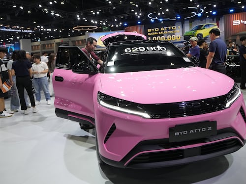 Cina, invasione dei nostri mercati con i suoi prodotti a prezzi stracciati. Errori Ue hanno “suicidato” l’industria