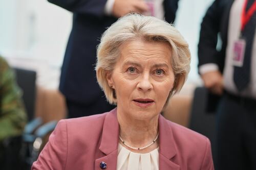 Intelligenza artificiale, l’Ue pronta a rinviare le rigide regole. von der Leyen si piega alle big tech