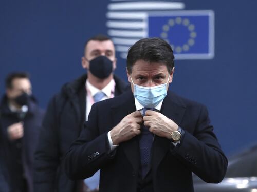 Renzi prepara il piattino a Conte ormai accerchiato: il rimpasto è solo rinviato