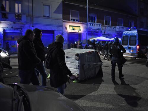 Scene da guerriglia urbana a Torino. Scontri al corteo degli anarchici