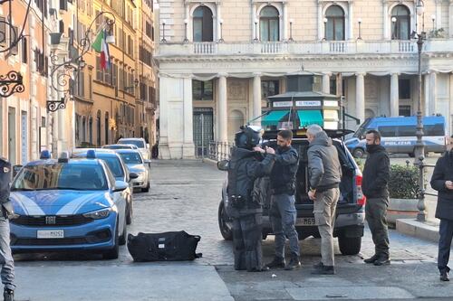 Roma, allarme bomba a Piazza Colonna: intervengono gli artificieri