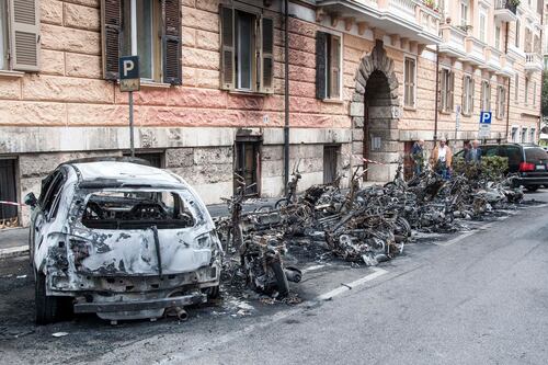 Quartiere Trieste, 19 motorini e un'auto in fiamme