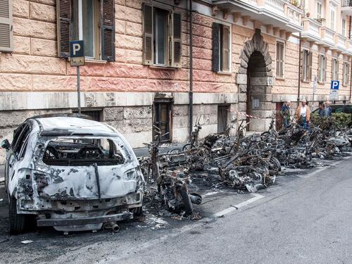 Quartiere Trieste, 19 motorini e un'auto in fiamme