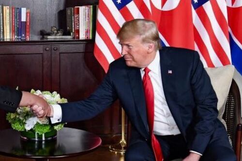Trump-Kim, storica stretta di mano: "Basta coi test nucleari"