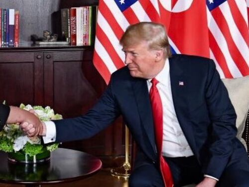 Trump-Kim, storica stretta di mano: "Basta coi test nucleari"
