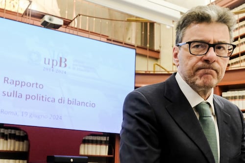Ue, mano pesante della Commissione sul deficit eccessivo. Italia e Francia nel mirino