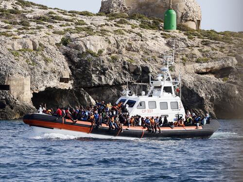 Migranti, nel 2023 arrivi record dei clandestini in Europa. Invasione in Italia
