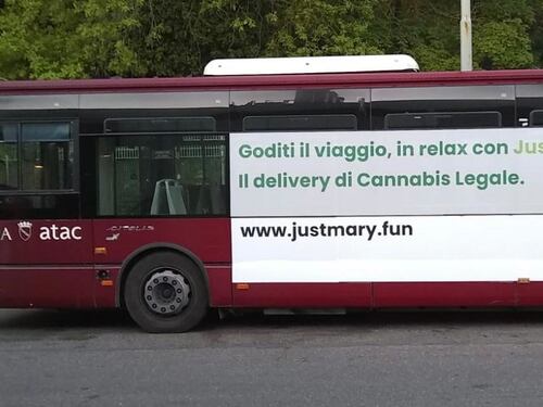 Pubblicità della cannabis sugli autobus Atac. La Lega insorge contro la Raggi