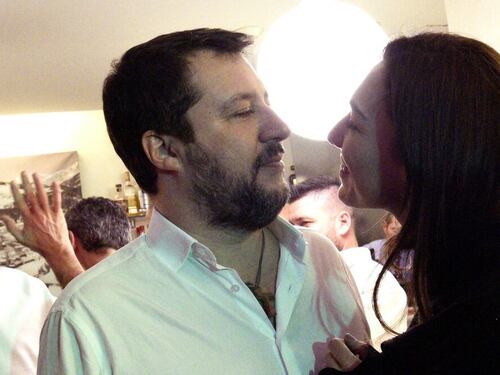 Sorpresa di Matteo Salvini a Francesca Verdini. Party sul Tevere, baci e balli