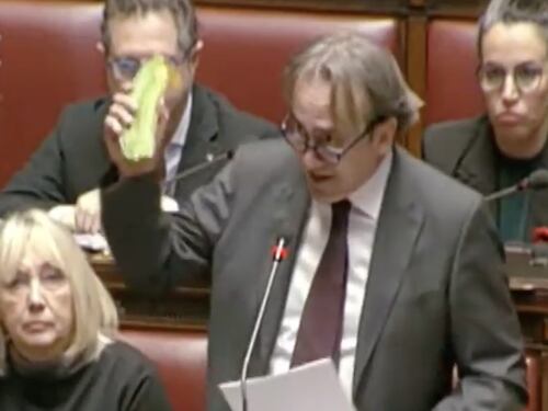 Sinistra in cortocircuito. Attacca Meloni ma boccia l'ultimo sconto carburanti