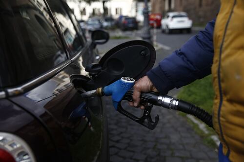 Prezzi benzina, tregua sui rincari: di quanto scende il costo