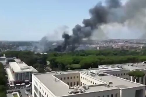 Roma brucia: nube tossica all'Eur, un altro incendio a Castel Fusano