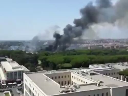 Roma brucia: nube tossica all'Eur, un altro incendio a Castel Fusano