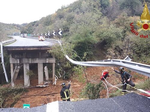 Crolla il viadotto sulla Torino-Savona. Un pullman si ferma a pochi metri dalla catastrofe