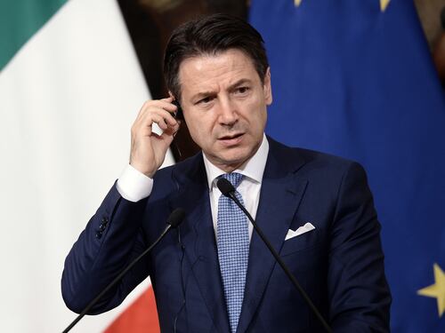 Conte taglia i viveri a tutte le ong