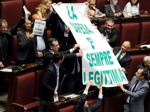 La legge sulla legittima difesa passa alla Camera tra le proteste