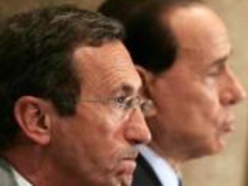 Berlusconi lancia la sfida a Fini