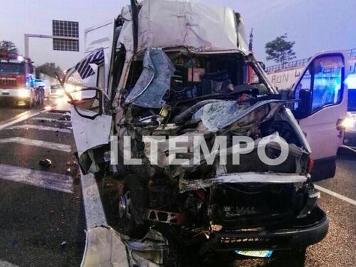 Schianto sul Gra, scontro fra camion e furgone: un morto
