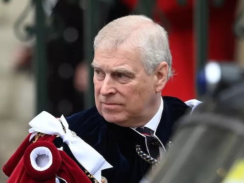 Blitz al Louvre: appese le foto del principe Andrea dopo l'interrogatorio
