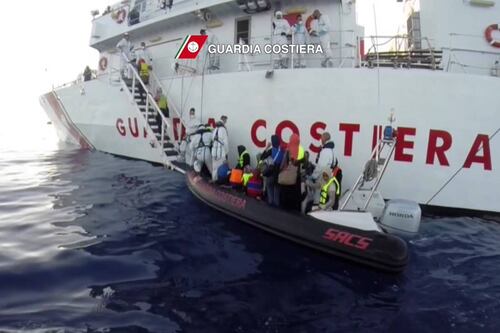 A Catania sbarca la Fiorillo con 541 migranti. Naufragi in Libia: 200 morti in due giorni
