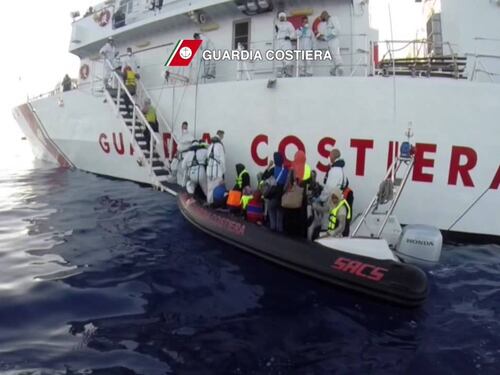 A Catania sbarca la Fiorillo con 541 migranti. Naufragi in Libia: 200 morti in due giorni