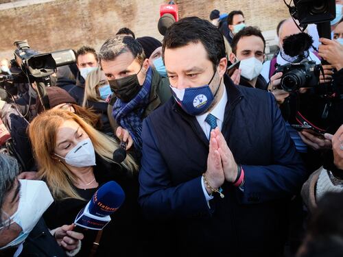 "Tutto è meglio di Conte". Salvini fa melina, Meloni vuole le elezioni