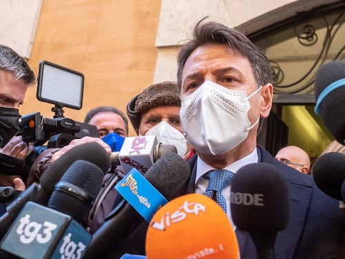 Giuseppe Conte è accerchiato: spaccatura con Di Maio su Draghi e il Pd lo impallina su Frattini