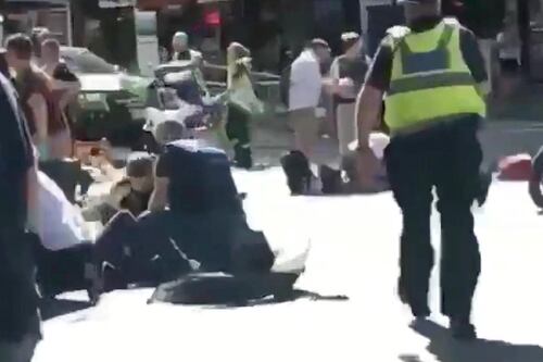 Auto contro la folla, paura e feriti a Melbourne: "Atto deliberato"