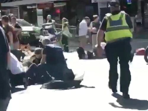 Auto contro la folla, paura e feriti a Melbourne: "Atto deliberato"