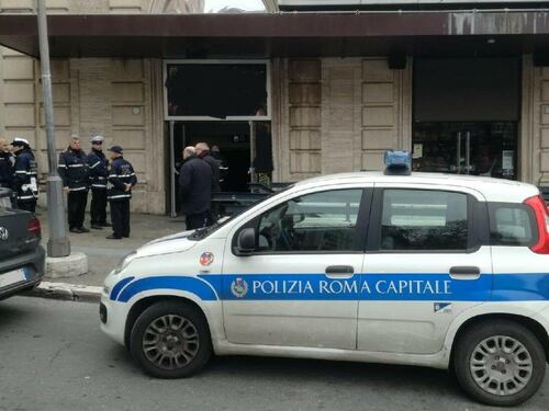 Topi morti in sala, i vigili chiudono il cinema Barberini