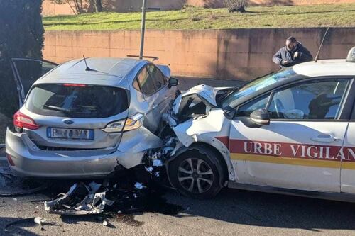 Roma, tenta di rubare auto al cimitero. Arrestato