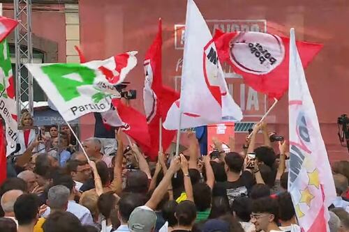 Campo largo, Potere al popolo rovina la festa: "Farsa elettorale", blitz a Napoli