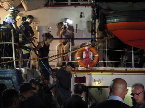 Sea-watch 3, l'Ong verrà risarcita con 76mila euro. Bufera sulle toghe