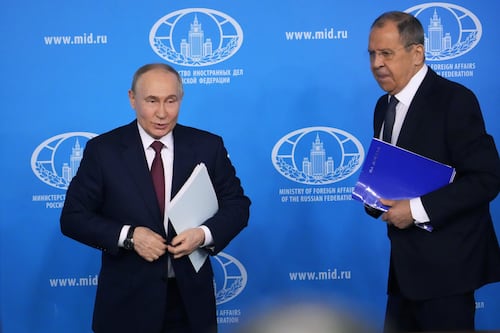 Guerra in Ucraina, Putin verso l’assenza al vertice di Istanbul per la pace. La strategia russa