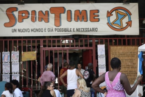 Spin Time, gli ex occupanti fanno pure gli schizzinosi: "Alloggi troppo lontani"