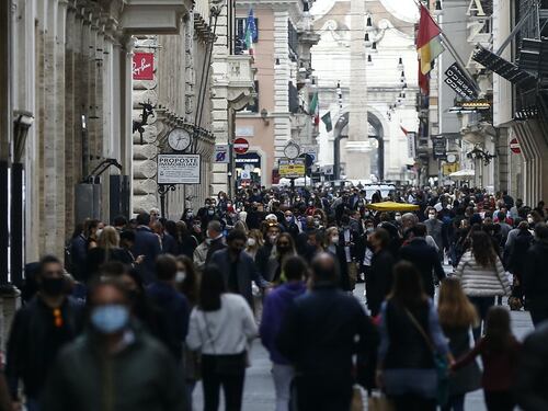Vie dello shopping a numero chiuso, droni e targhe alterne. Così a Roma si contrasta il Covid