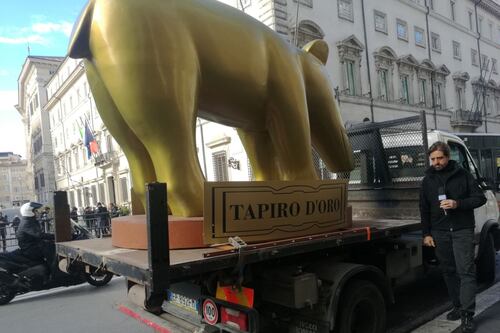 Striscia ci riprova: il Tapiro d'Oro gigante per Minniti appare a via del Corso