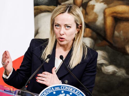 Governo, Meloni invita le opposizioni: “Insieme per le riforme”. Primo faccia a faccia con Schlein