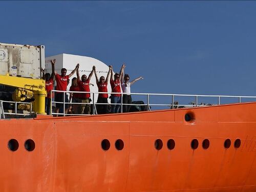 L'Aquarius soccorre 141 migranti in Libia. Salvini: vada ovunque ma non in Italia