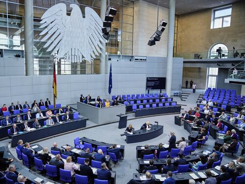 Migranti, così la Germania finanzia le ong dirette in Italia. E la Libia lancia l’allarme