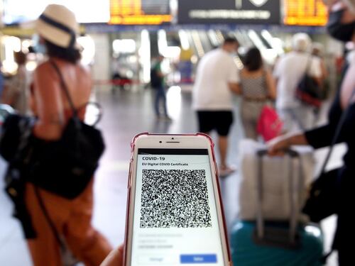 Ecco il nuovo decreto green pass: niente stipendio per i docenti "ribelli". Trasporti, dove servirà il certificato