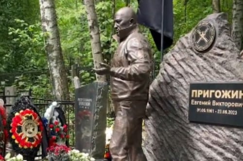 San Pietroburgo, scoperta la statua di Prigozhin: avvistate decine di sostenitori