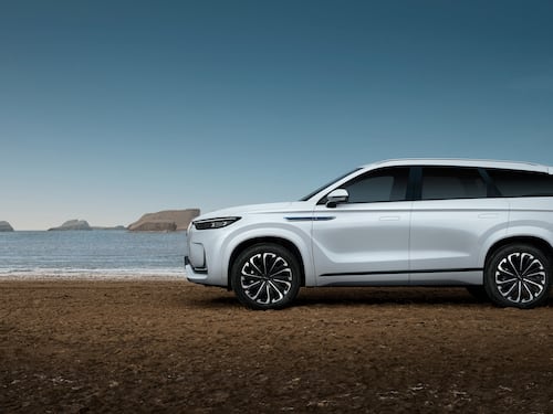 Si chiama "8" il nuovo grande Suv cinese