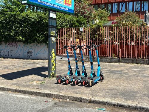 Targhe monopattini, boom di furti in città: così i furbetti beffano i controlli