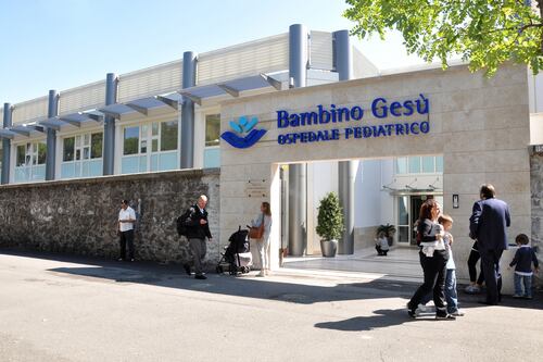 Fascetta di plastica stretta intorno al collo: grave bimba di tre anni