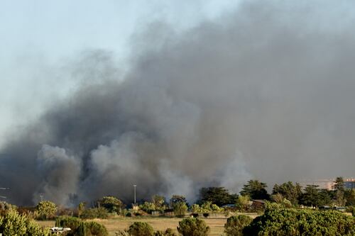 Roma, incendio in via della Pisana: strada chiusa. La colonna di fumo fino a via Ostiense