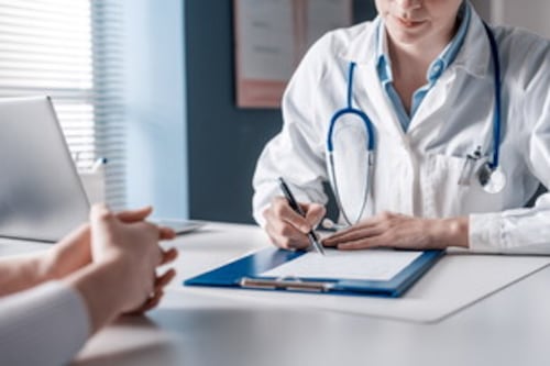 L'allarme dei medici: "Entro 5 anni in pensione in 40 mila. Il 75% non verrà sostituto"