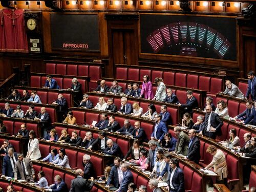 Parlamento tra cori da stadio e flash mob. Nuovo show di M5S e Pd, undici deputati sospesi