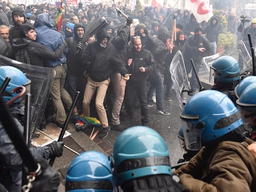 Gli anti-Renzi contro la Polizia a Firenze