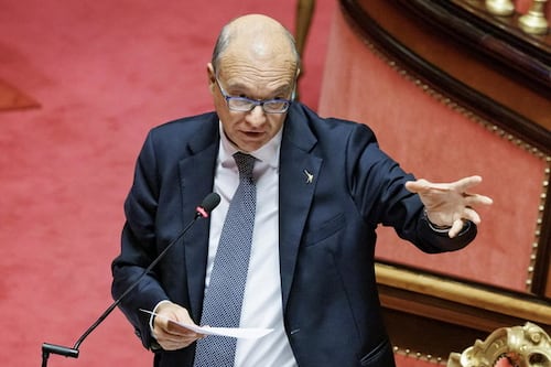 Valditara minacciato a Bari: cosa urlano al ministro